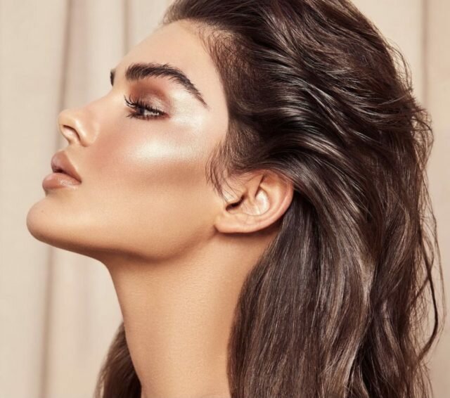 Гид по лакам для волос: как выбрать и пользоваться 