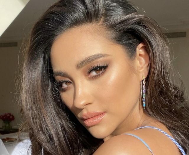 Гид по лакам для волос: как выбрать и пользоваться 