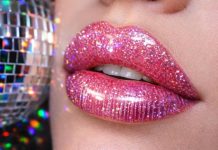 Макияж начинает играть при каждом движении: диско-губы усиливают свет и внимание