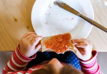 Питание колбасами и конфетами связали со снижением уровня IQ