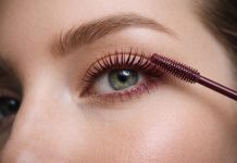 Вечером — драматично, днём — нежно: эта тушь вытесняет чёрный и подчеркивает взгляд