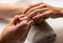 Красота требует зажима: старый парикмахерский аксессуар превращает домашний маникюр в искусство