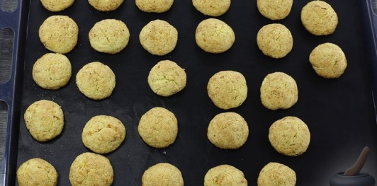 Фото приготовления рецепта: Апельсиновое песочное печенье с корицей - шаг №15