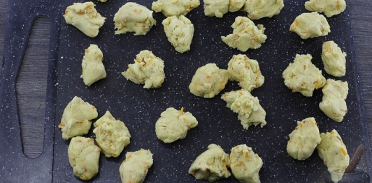 Фото приготовления рецепта: Апельсиновое песочное печенье с корицей - шаг №11