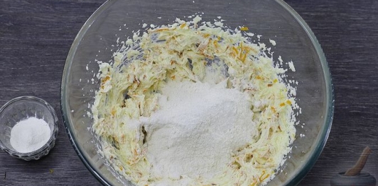 Фото приготовления рецепта: Апельсиновое песочное печенье с корицей - шаг №8