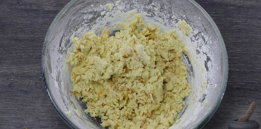 Фото приготовления рецепта: Апельсиновое песочное печенье с корицей - шаг №9