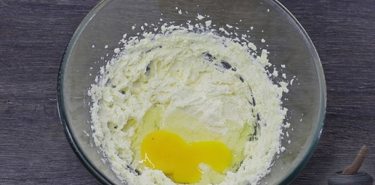 Фото приготовления рецепта: Апельсиновое песочное печенье с корицей - шаг №4