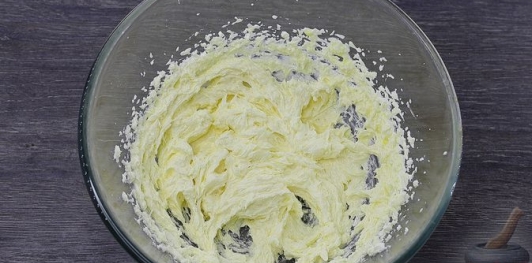 Фото приготовления рецепта: Апельсиновое песочное печенье с корицей - шаг №5