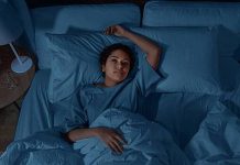 Эксперт по сну назвал причину пробуждения в три часа ночи