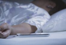 Сомнолог Мелехин: сон рядом с телефоном может стать причиной развития акне