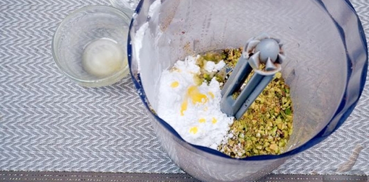 Фото приготовления рецепта: Баклава в форме тарталеток с начинкой из фисташек и лабне - шаг №9