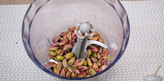 Фото приготовления рецепта: Баклава в форме тарталеток с начинкой из фисташек и лабне - шаг №7