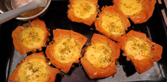 Фото приготовления рецепта: Баклава в форме тарталеток с начинкой из фисташек и лабне - шаг №22