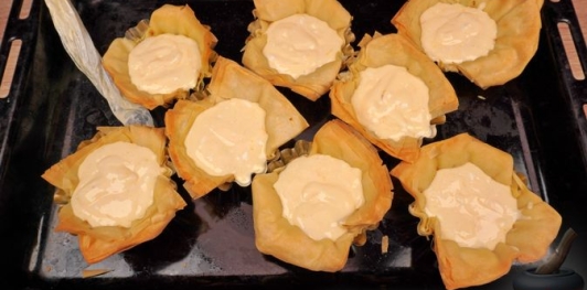 Фото приготовления рецепта: Баклава в форме тарталеток с начинкой из фисташек и лабне - шаг №18