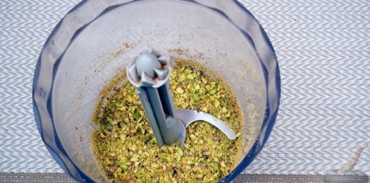 Фото приготовления рецепта: Баклава в форме тарталеток с начинкой из фисташек и лабне - шаг №8