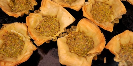 Фото приготовления рецепта: Баклава в форме тарталеток с начинкой из фисташек и лабне - шаг №12