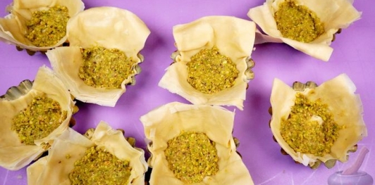 Фото приготовления рецепта: Баклава в форме тарталеток с начинкой из фисташек и лабне - шаг №11