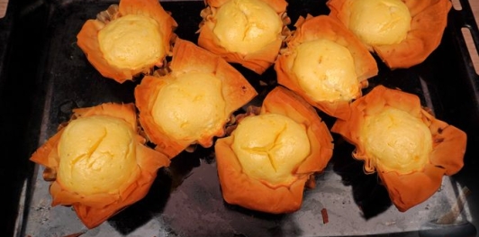 Фото приготовления рецепта: Баклава в форме тарталеток с начинкой из фисташек и лабне - шаг №21