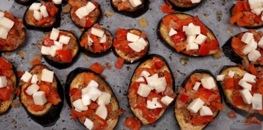 Фото приготовления рецепта: Баклажаны, запечённые с перцем и моцареллой - шаг №13