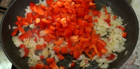 Фото приготовления рецепта: Баклажаны, запечённые с перцем и моцареллой - шаг №9