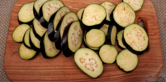 Фото приготовления рецепта: Баклажаны, запечённые с перцем и моцареллой - шаг №2