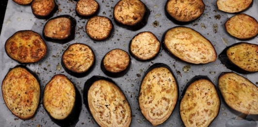 Фото приготовления рецепта: Баклажаны, запечённые с перцем и моцареллой - шаг №11