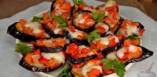 Фото приготовления рецепта: Баклажаны, запечённые с перцем и моцареллой - шаг №16