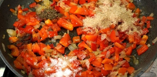 Фото приготовления рецепта: Баклажаны, запечённые с перцем и моцареллой - шаг №10