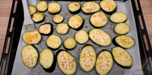 Фото приготовления рецепта: Баклажаны, запечённые с перцем и моцареллой - шаг №3