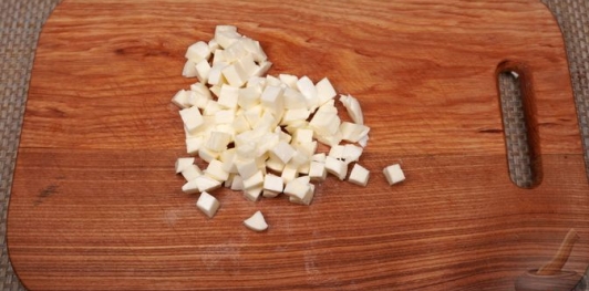 Фото приготовления рецепта: Баклажаны, запечённые с перцем и моцареллой - шаг №7