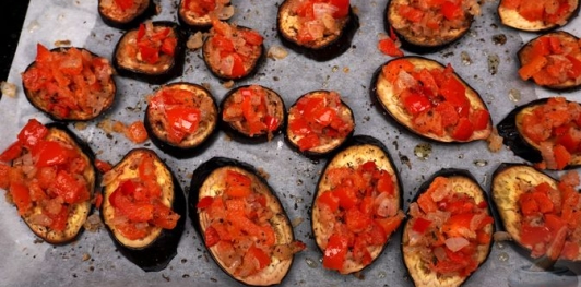 Фото приготовления рецепта: Баклажаны, запечённые с перцем и моцареллой - шаг №12