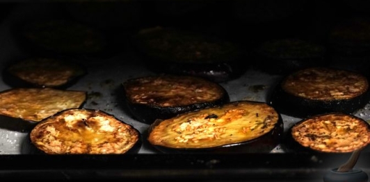 Фото приготовления рецепта: Баклажаны, запечённые с перцем и моцареллой - шаг №4