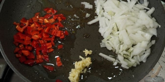 Фото приготовления рецепта: Баклажаны, запечённые с перцем и моцареллой - шаг №8