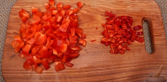 Фото приготовления рецепта: Баклажаны, запечённые с перцем и моцареллой - шаг №6