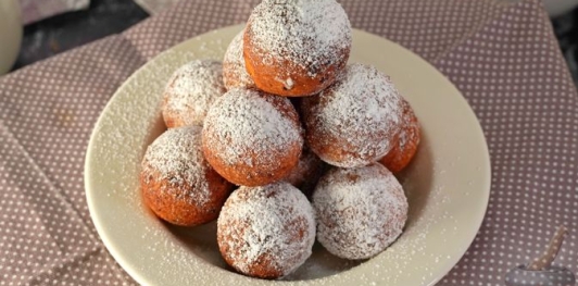 Фото приготовления рецепта: Бездрожжевые творожные пончики - шаг №13