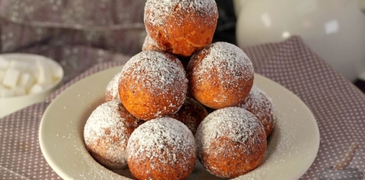 Фото приготовления рецепта: Бездрожжевые творожные пончики - шаг №12