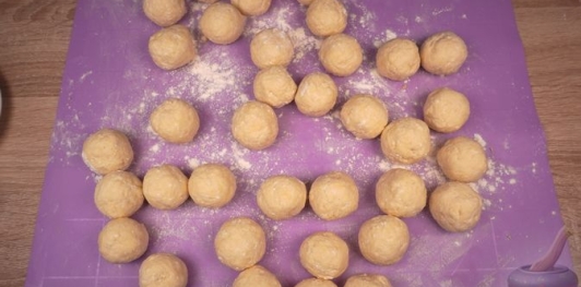 Фото приготовления рецепта: Бездрожжевые творожные пончики - шаг №7