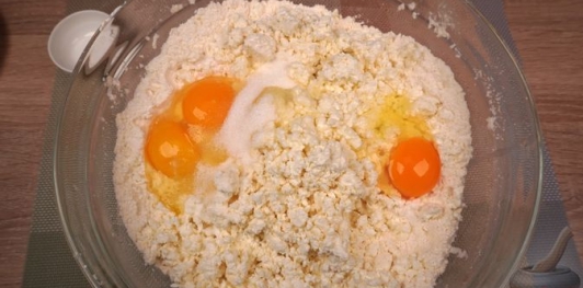 Фото приготовления рецепта: Бездрожжевые творожные пончики - шаг №3