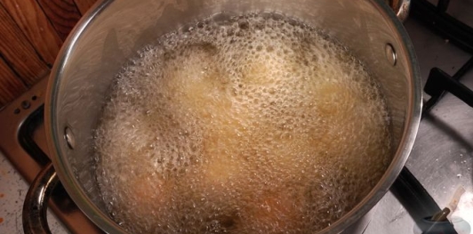 Фото приготовления рецепта: Бездрожжевые творожные пончики - шаг №8