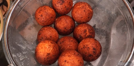 Фото приготовления рецепта: Бездрожжевые творожные пончики - шаг №10