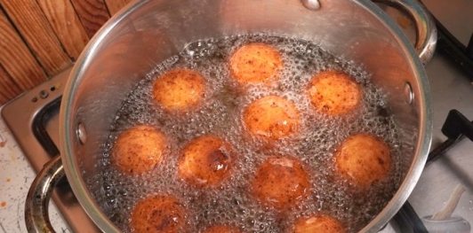 Фото приготовления рецепта: Бездрожжевые творожные пончики - шаг №9