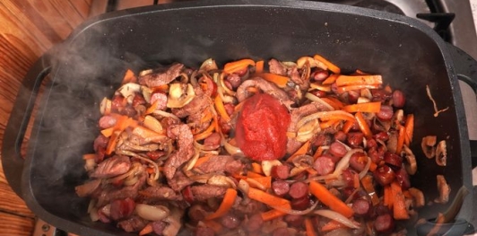 Фото приготовления рецепта: Бигос с говядиной, колбасками, грибами и черносливом - шаг №15