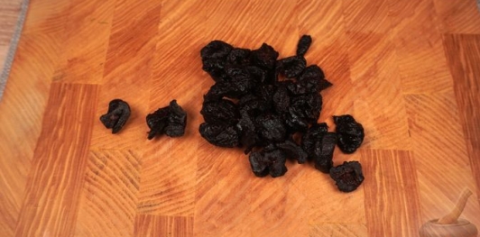 Фото приготовления рецепта: Бигос с говядиной, колбасками, грибами и черносливом - шаг №19