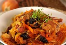 Бигос с говядиной, колбасками, грибами и черносливом