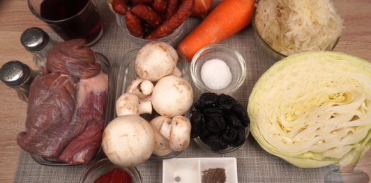 Фото приготовления рецепта: Бигос с говядиной, колбасками, грибами и черносливом - шаг №1