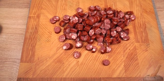 Фото приготовления рецепта: Бигос с говядиной, колбасками, грибами и черносливом - шаг №12