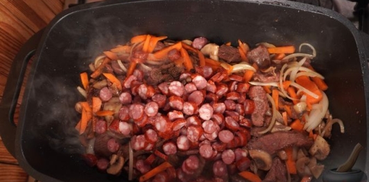 Фото приготовления рецепта: Бигос с говядиной, колбасками, грибами и черносливом - шаг №13