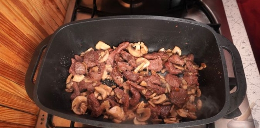 Фото приготовления рецепта: Бигос с говядиной, колбасками, грибами и черносливом - шаг №7