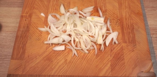 Фото приготовления рецепта: Бигос с говядиной, колбасками, грибами и черносливом - шаг №8