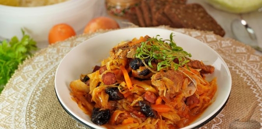 Фото приготовления рецепта: Бигос с говядиной, колбасками, грибами и черносливом - шаг №22